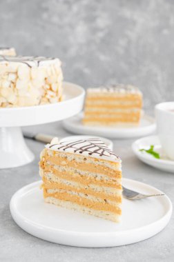 Geleneksel Esterhazy keki, gri bir arka planda badem ve cevizli. Seçici odaklanma. Boşluğu kopyala