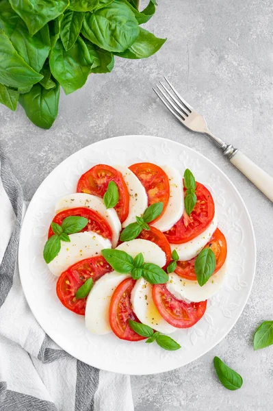Klasyczna Sałatka Caprese Serem Mozzarella Pomidorami Bazylią Białym Talerzu Szarym — Zdjęcie stockowe