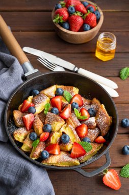 Kaiserschmarrn - koyu ahşap zemin üzerinde taze böğürtlen ve pudra şekerli geleneksel Avustralya krep tatlısı. Güzel kahvaltı. Boşluğu kopyala