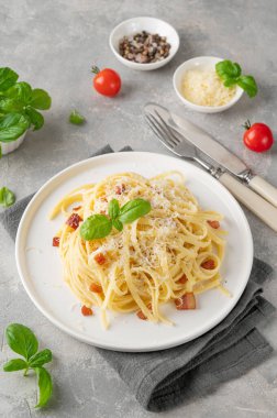 Geleneksel İtalyan Carbonara makarnası. Pastırmalı spagetti, yumurta ve parmesan peyniri. Üst görünüm, alanı kopyala