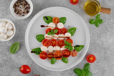 Kiraz domatesli Noel Caprese salatası, mini mozzarella ve bayram kutlamaları için Noel ağacı şeklinde servis edilen taze fesleğen. Üst görünüm