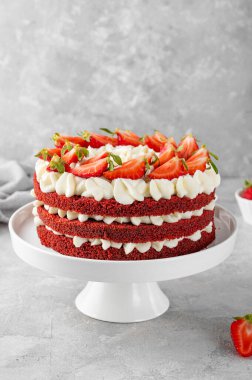 Çıplak kırmızı kadife kek ve taze çilek. Kırmızı sünger kekleri ve krem peynirli kremalı pastadan yapılan şenlikli bir pasta. Amerikan mutfağı.