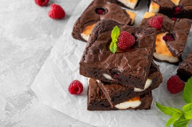 Gri beton arka planda ahududulu cheesecake brownileri. Tatlı nefis..