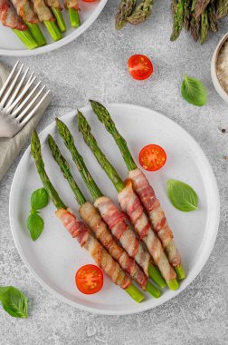 Pastırmalı ve parmesanlı peynirli fırında yeşil kuşkonmaz. Sağlıklı yiyecekler. Üst görünüm.