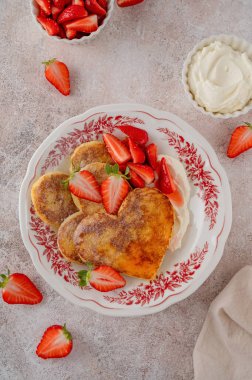 Sevgililer Günü kahvaltısı: kalp şeklinde Fransız tostu, çilekli ve kremalı. Romantik brunch tatlısı. Üst görünüm
