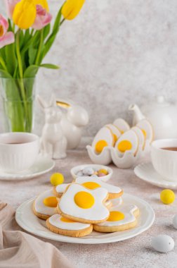 Paskalya kurabiyeleri, arka planda şeker jöleli kızarmış yumurta şeklinde. Çocuklar için komik yemek fikri. Üst görünüm, alanı kopyala