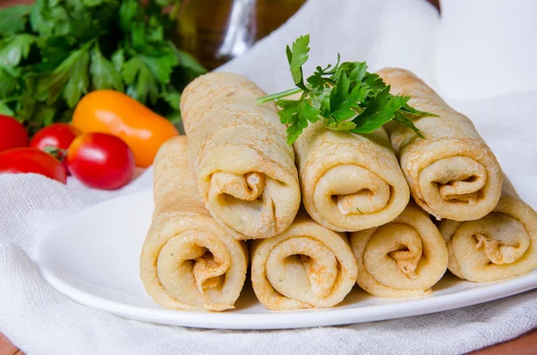 Russian traditional pancakes with meat — Stock Photo, Image