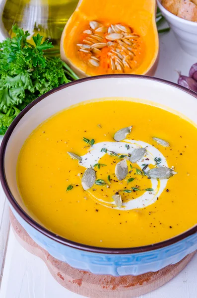 Sopa de creme de abóbora com lentilhas vermelhas e cenoura — Fotografia de Stock