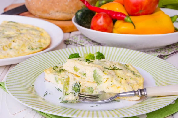 Омлет с сыром и брокколи — стоковое фото