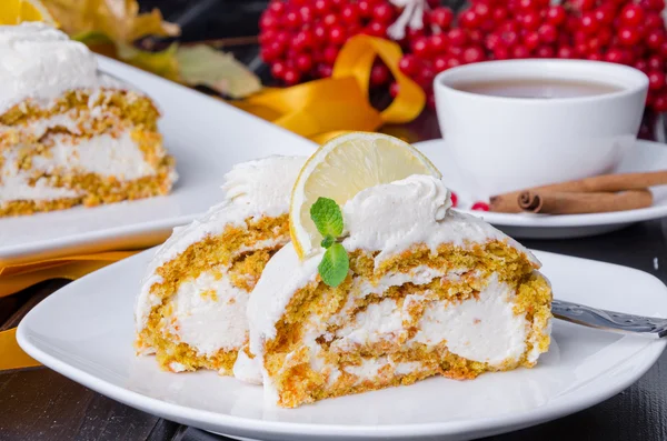 Torta de rollo de zanahoria con queso crema —  Fotos de Stock