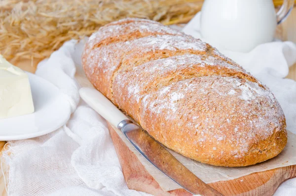Zelfgebakken brood met zemelen — Stockfoto