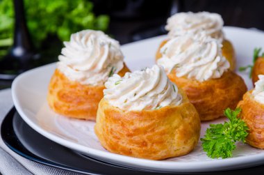 somon ve krem peyniri ile profiterol