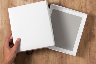 El ahşap zemin üzerine karton kutu açıldı