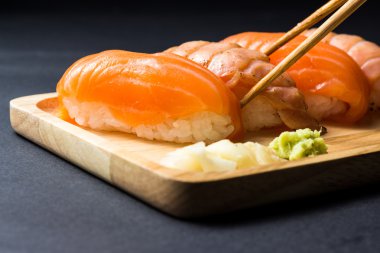 Japon suşi somon siyah