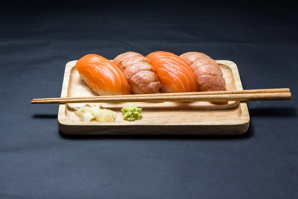 Japon suşi somon siyah