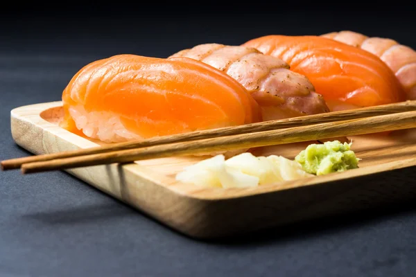 Japon suşi somon siyah