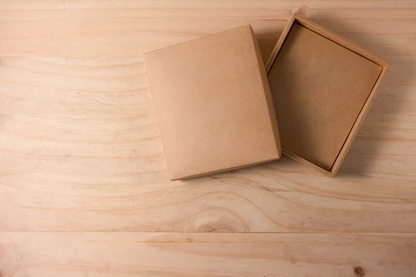 Caja de cartón abierta sobre fondo de madera — Foto de Stock