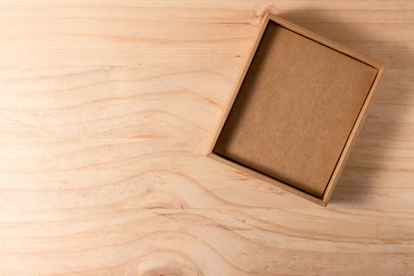 Caja de cartón abierta sobre fondo de madera —  Fotos de Stock