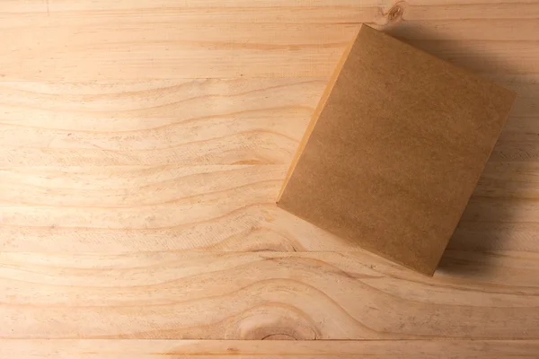 Kartonnen doos op houten achtergrond geopend — Stockfoto