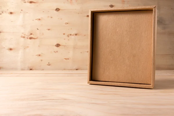 Scatola di cartone aperto su sfondo di legno — Foto Stock