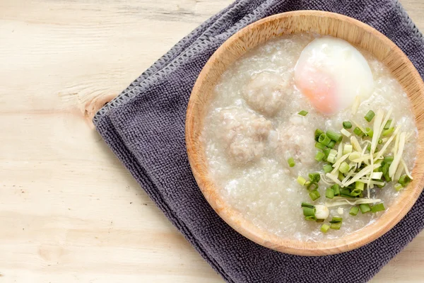 Congee med fläskfärs i vit skål. — Stockfoto