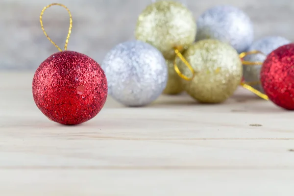 Noel dekorasyon ahşap masa arka plan üzerinde önemsiz şey topu ile