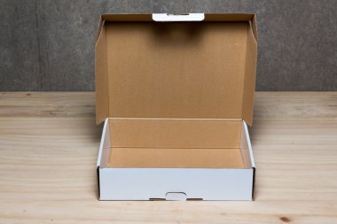 Ahşap zemin üzerine karton kutu açıldı