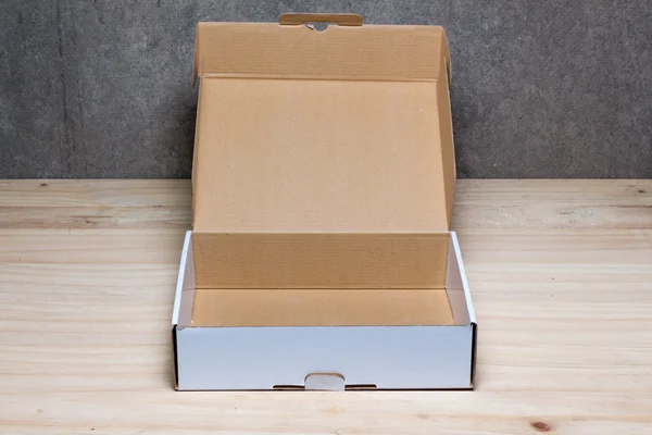 Caja de cartón abierta sobre fondo de madera —  Fotos de Stock