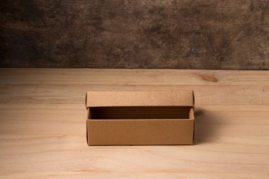 Ahşap zemin üzerine karton kutu açıldı