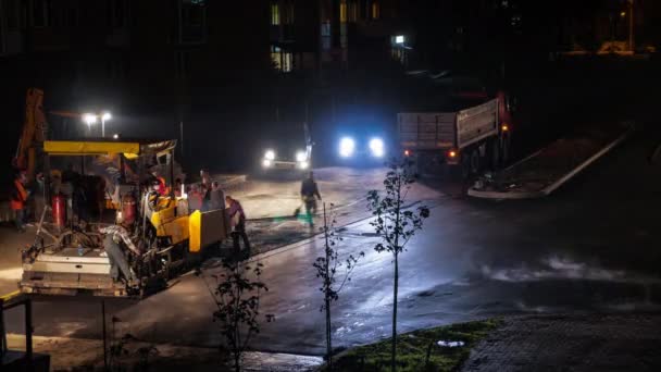 Asphaltierung der Straße in der Nacht, Zeitraffer — Stockvideo