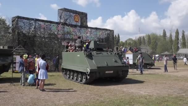 Crianças sentam-se no telhado do tanque de equitação . — Vídeo de Stock