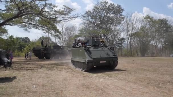 Crianças lentas sentam-se no telhado do tanque de equitação . — Vídeo de Stock