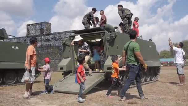 Crianças felizes saem dos veículos blindados, tanques . — Vídeo de Stock