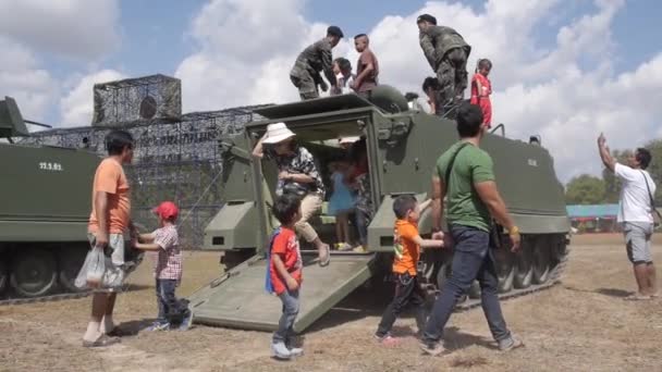 Les enfants lents et leurs parents sortent des chars des véhicules blindés . — Video