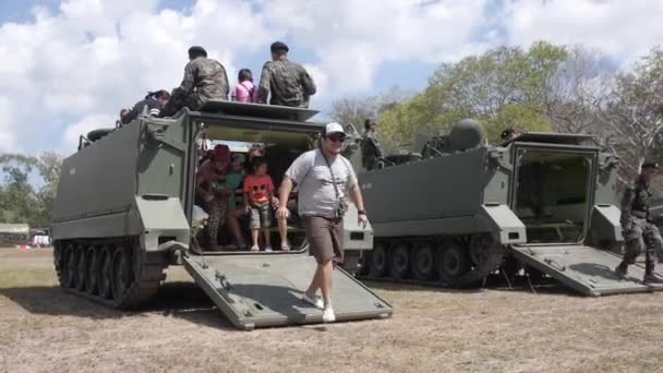 Crianças e seus pais saem da escotilha da porta dos tanques dos veículos blindados . — Vídeo de Stock