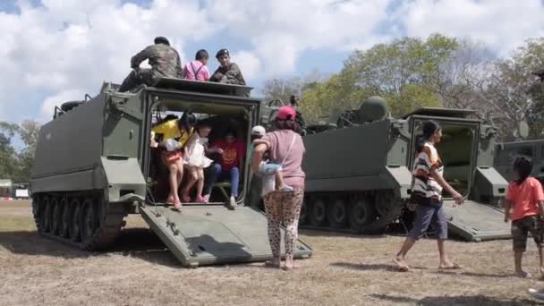 Les enfants lents et leurs parents sortent des véhicules blindés, les réservoirs traversent la porte d'entrée . — Video