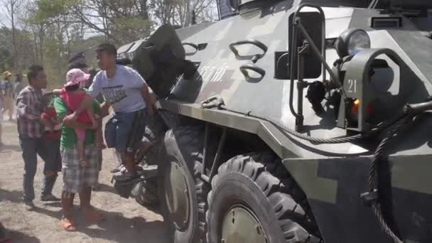 Les enfants et leurs parents sortent et vont s'asseoir dans les véhicules blindés — Video