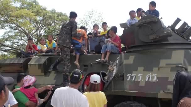 Les enfants viennent s'asseoir à l'intérieur et grimper sur le véhicule blindé — Video