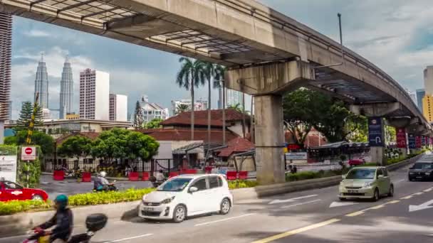 Petronas Towers en Monorail trein Kuala Lumpur Maleisië time-lapse — Stockvideo