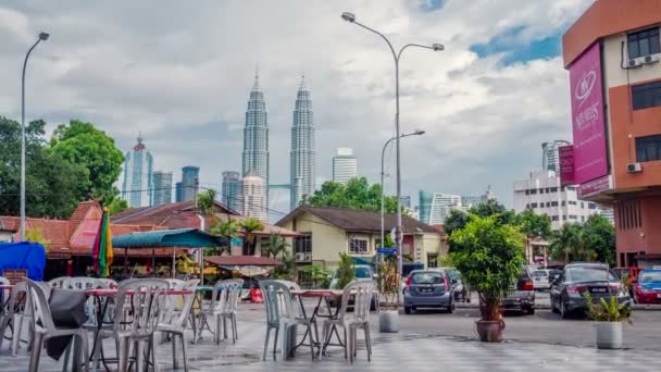 Уличное кафе Vew on Petronas Towers Kuala Lumpur Malaysia Time — стоковое видео