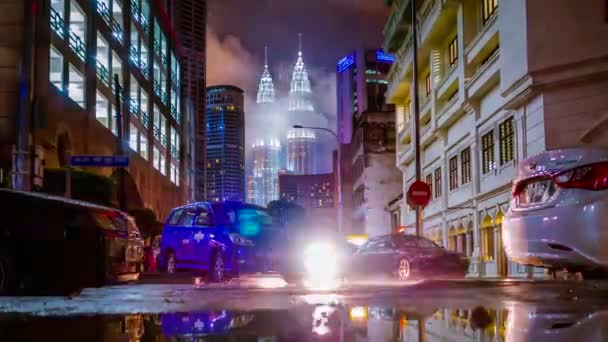 Petronas Towers op nacht na regen Kuala Lumpur Maleisië time-lapse — Stockvideo