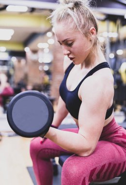 Beden eğitiminde şınav çeken genç bir kadın.