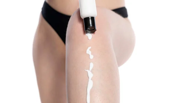 Femme Appliquant Lotion Crème Sur Fond Blanc — Photo