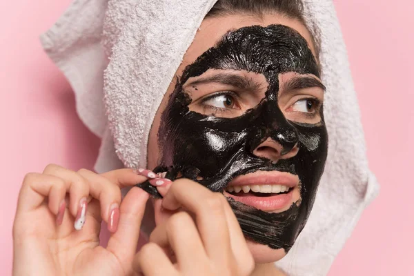 Jonge Vrouw Met Masker Gezicht Aanbrengen Gezichtscrème Haar Hoofd — Stockfoto