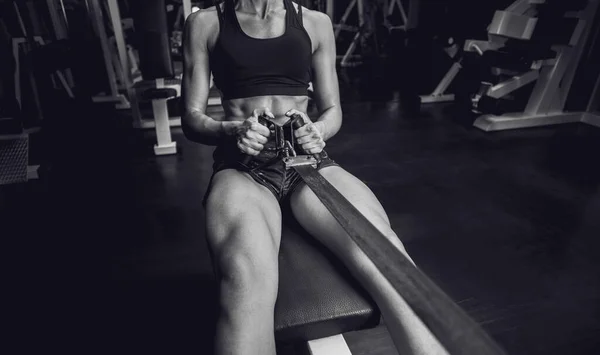 Mujer Joven Con Una Barra Gimnasio —  Fotos de Stock