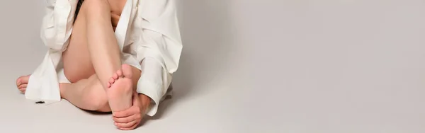 Beyaz arka planda el ele tutuşan kadın görüntüsü