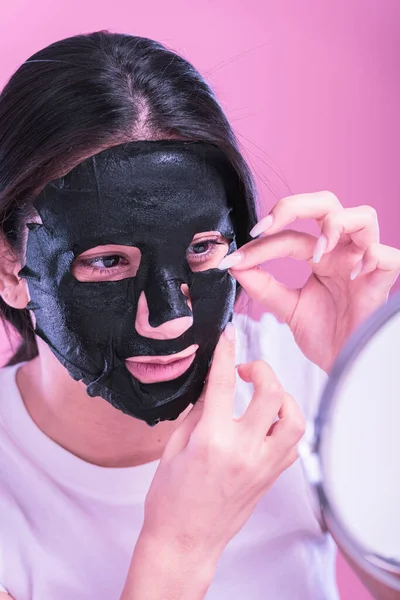 Mulher Com Máscara Rosto Limpeza Facial Com Escova Cosmética — Fotografia de Stock