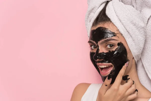 Mooie Jonge Vrouw Met Cosmetische Masker Haar Gezicht Geïsoleerd Roze — Stockfoto