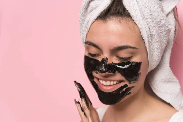 Mooie Jonge Vrouw Met Handdoek Gezicht Masker Haar Hoofd — Stockfoto