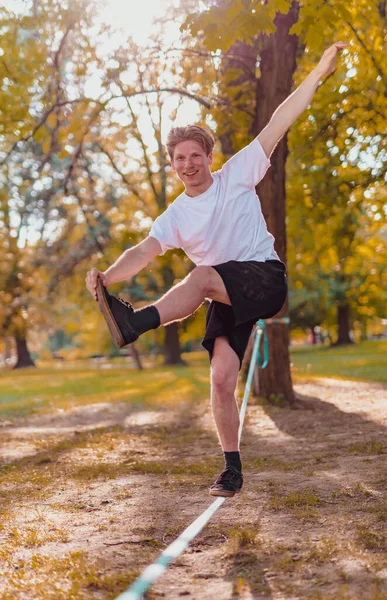 Νεαρός Άνδρας Κάνει Ασκήσεις Τεντώματος Στο Πάρκο — Φωτογραφία Αρχείου